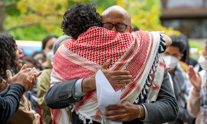 ضامن أكاديمي مع طالب عطّل معرض توظيف لشركات العدو في جامعة كورنيل