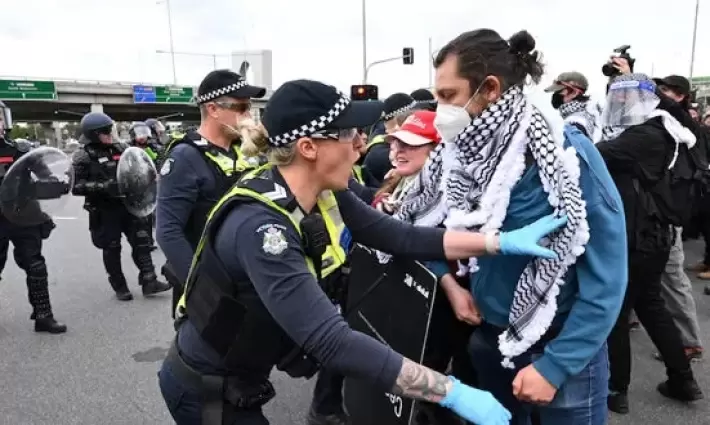 مواجهة المتظاهرين والشرطة في ملبورن