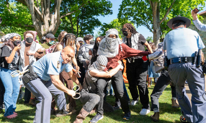 قمع الشرطة الأمريكية لطلاب الجامعات