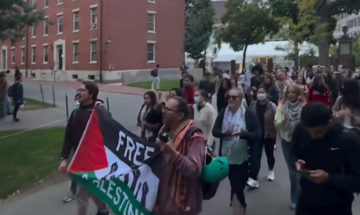 احتجاج طلابي في هارفارد ضد تورط الجامعة بمجازر الاحتلال