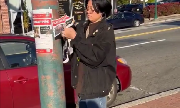 موظفة في كلية ماونت هوليوك