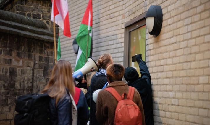 طلاب في جامعة كامبريدج يعطلون فعالية لبنك باركليز