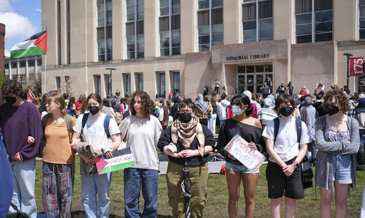 مخيم طلابي تضامني مع غزة