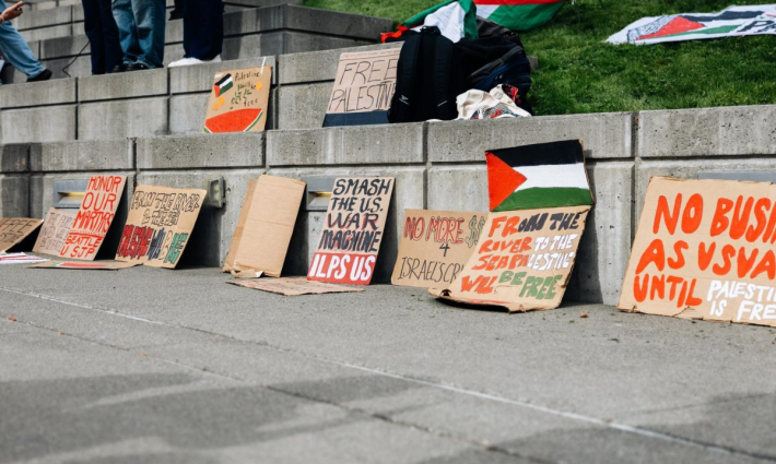 لافتات داعمة لفلسطين