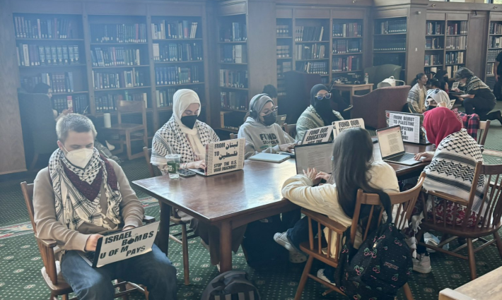 طلاب ميشيغان يتضامنون مع فلسطين بدراسة صامتة