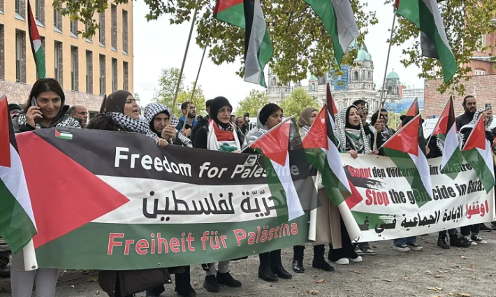 ألمانيون يتظاهرون ضد شرعنة بيربوك لمجازر الاحتلال بغزة