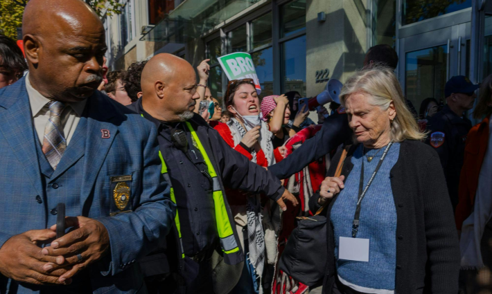 احتجاج طلابي ضد قرار جامعة براون الرافض لسحب الاستثمارات