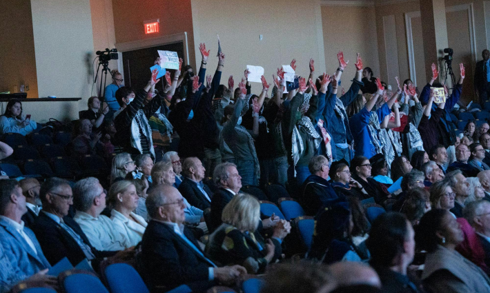 احتجاج طلابي خلال حفل تنصيب رئيس جامعة نورث كارولينا