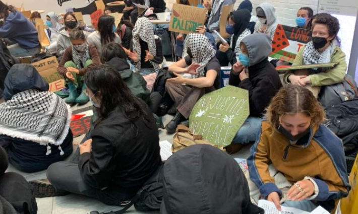 مظاهرة في جامعة تافتس لإحياء ذكرى السابع من أكتوبر