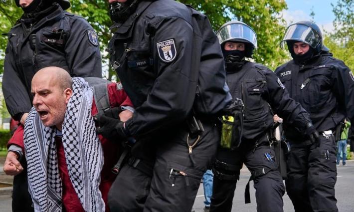 شرطة تعتقل مؤيدًا لفلسطين