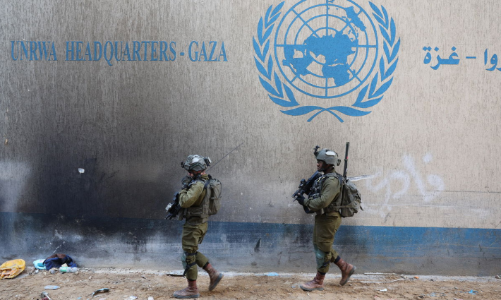 جنود الاحتلال أمام مركز للأونروا