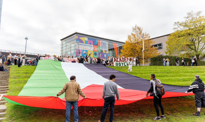 علم فلسطين أثناء احتجاج تضامني