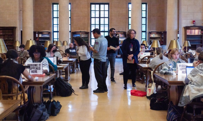 احتجاج صامت مؤيد لفلسطين في مكتبة هارفارد