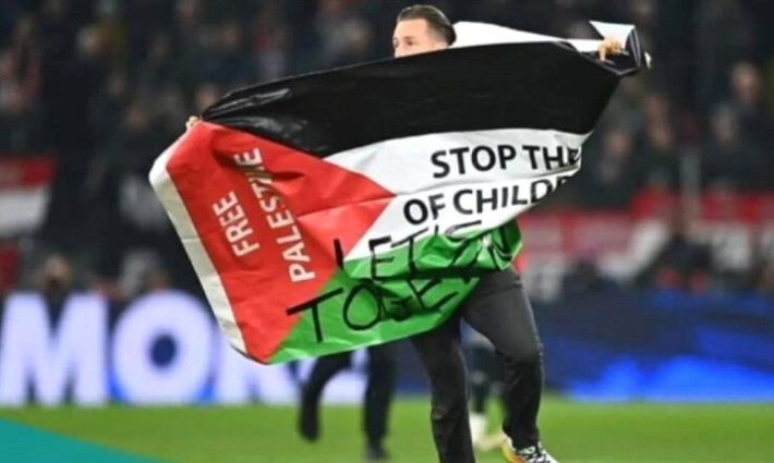 لاعب كرة قدم يتضامن مع فلسطين