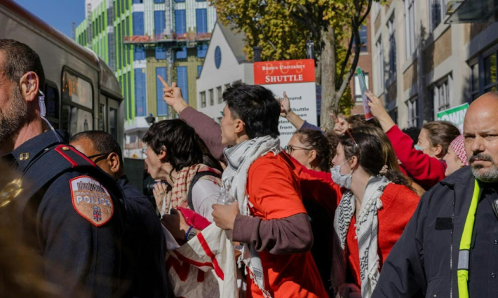 طلاب يتظاهرون لأجل فلسطين