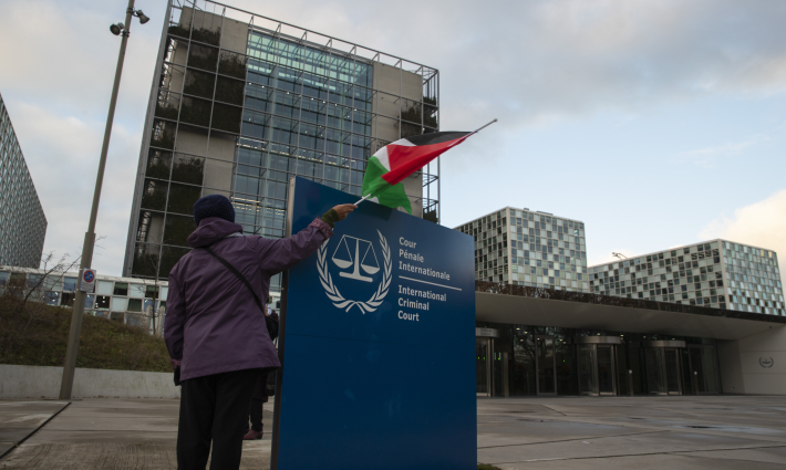 متظاهر داعم لفلسطين أمام محكمة الجنائية الدولية