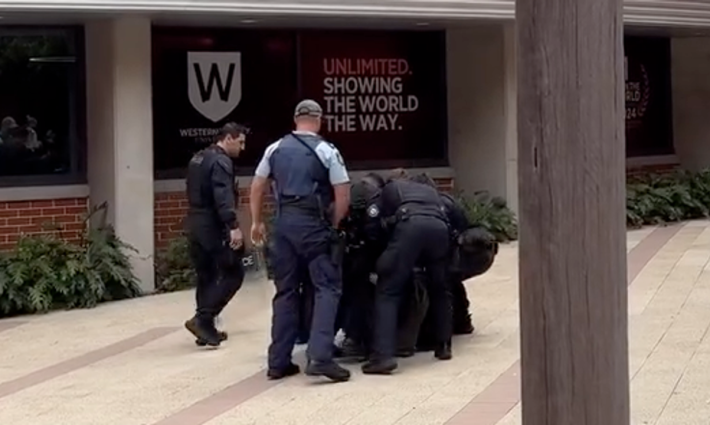 اعتقال الشرطة للطلاب المعتصمين