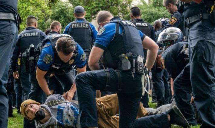 قمع الشرطة للطلاب المحتجين