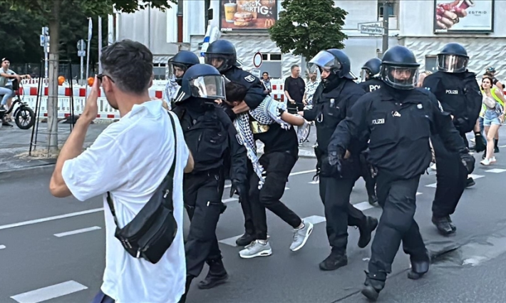 قمع  قوات الشرطة الألمانية للاعتصام التضامني في محيط البرلمان