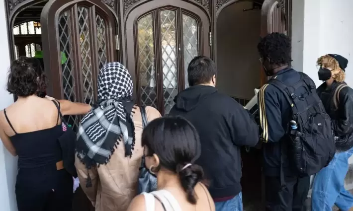 متظاهرون يحثون جامعة شيكاغو على التراجع عن طرد طالب