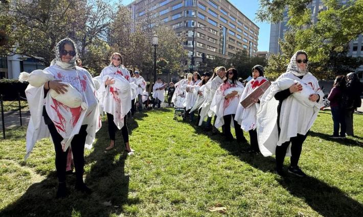 مسيرة بالأكفان في شوارع واشنطن دعمًا للنساء في غزة