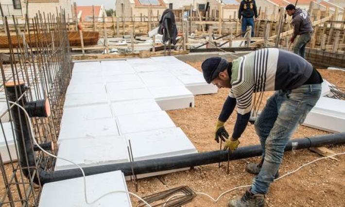 عمال يقومون بالبناء