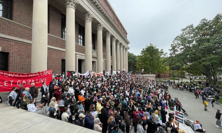 بدراسة صامتة.. أساتذة هارفارد يدعمون الطلاب المٌعاقبين بسبب تضامنهم