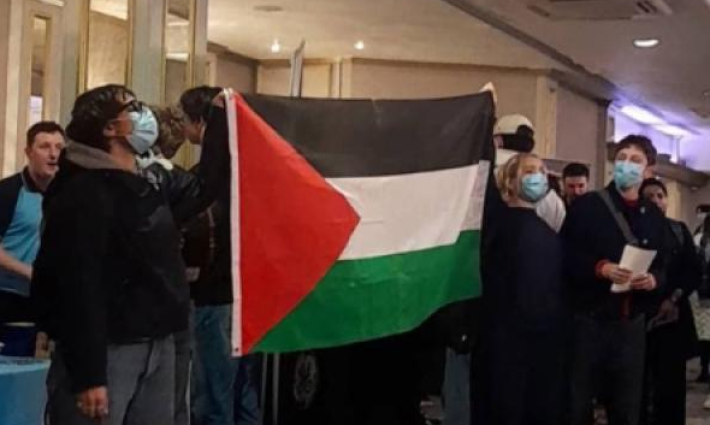 طلاب جامعة جلاسكو يعطلون معرضًا للوظائف