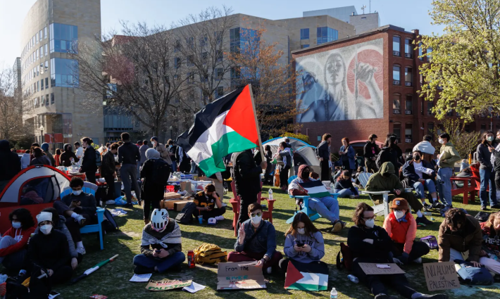 مخيم طلابي تضامني مع غزة