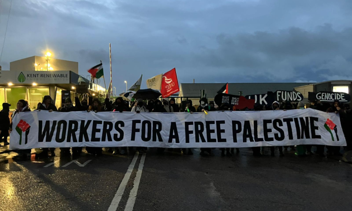 لافتة مؤيدة لفلسطين أثناء مظاهرة عمالية