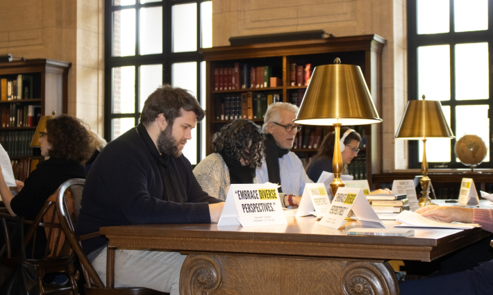 دراسة تضامنية صامتة في مكتبة جامعة هارفارد