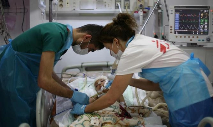 99 طبيبًا أمريكيًا يطالبون بوقف تزويد الاحتلال بالسلاح