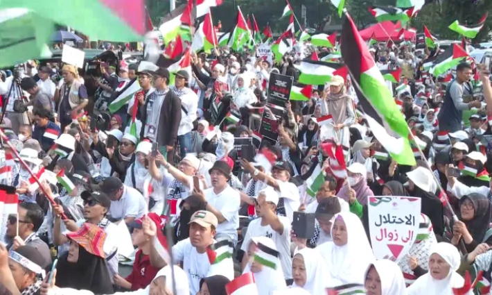 آلاف الإندونيسيين يتضامنون مع غزة في الذكرى الأولى للحرب