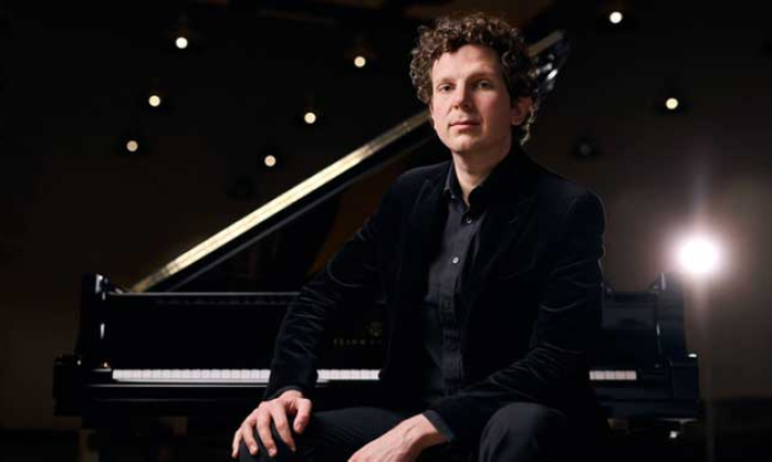 جيسون غيلهام- عازف البيانو الشهير