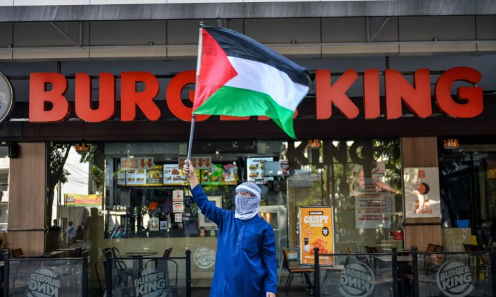 متظاهر داعم لفلسطين في وقفة احتجاجية للتنديد بمجازر غزة