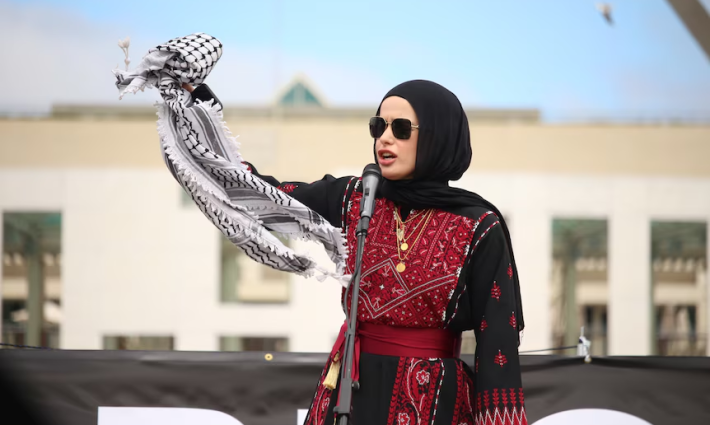 متظاهرة داعمة لفلسطين