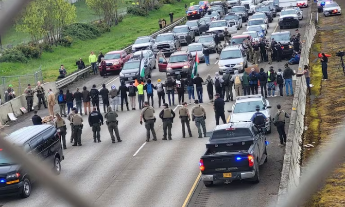 متظاهرون أغلقوا طريقًا سريعًا في ولاية أوريغون