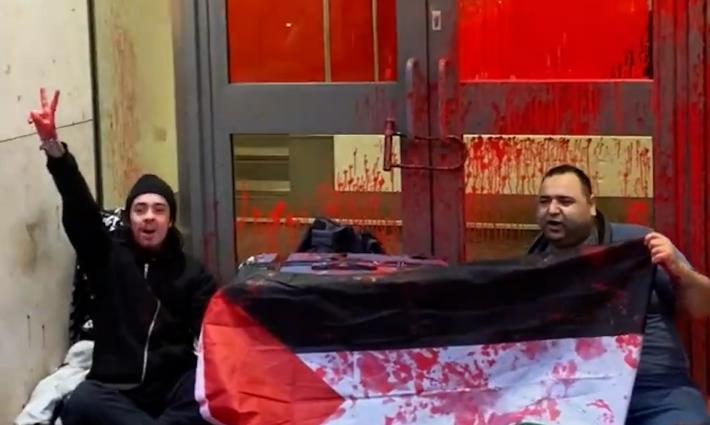 نشطاء حركة فلسطين يستهدفون مكاتب داعمة للاحتلال