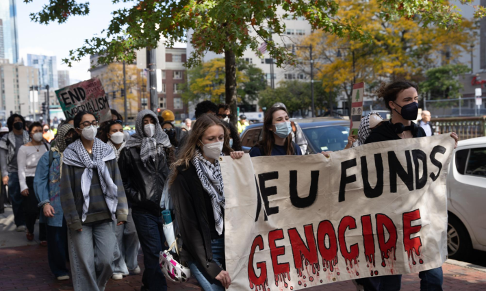 احتجاج طلابي في جامعة نورث إيسترن ضد معرض الوظائف