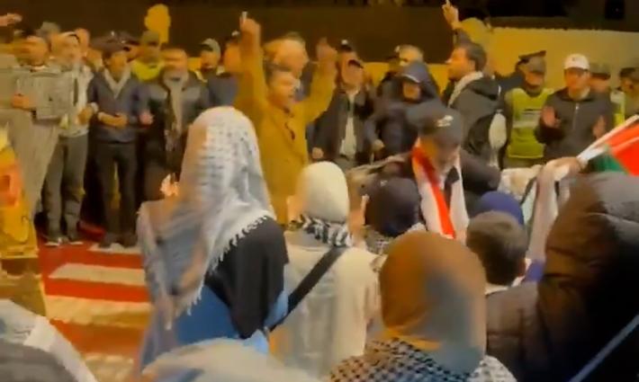 احتجاج أمام القنصلية الفرنسية في طنجة المغربية