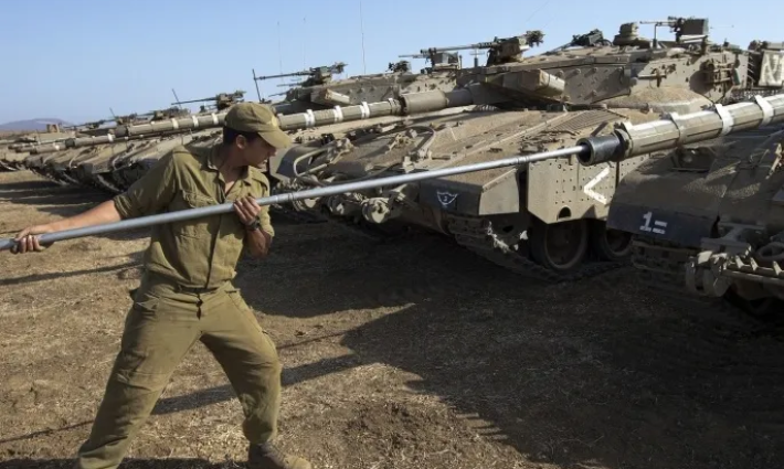 فنانون وأكاديميون إسبانيون يطالبون بوقف تسليح الاحتلال