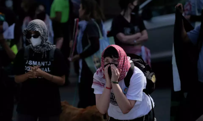 طالبة ترتدي كوفية في تجمع تضامني