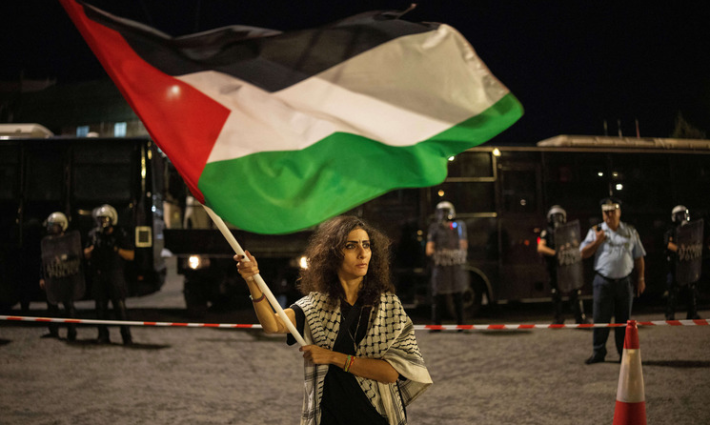 متضامنون في أثينا يحتجون أمام سفارتي الاحتلال وأمريكا