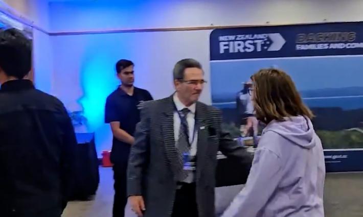 مؤيدة لفلسطين تقاطع كلمة ونستون بيترز