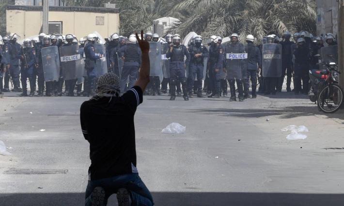 قوات الشرطة البحرينية تقمع مظاهرة داعمة لفلسطين ولبنان