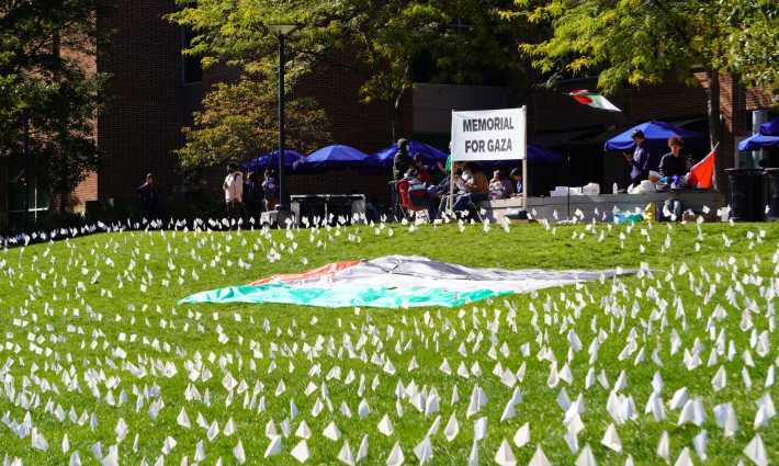 حديقة جامعة بنسلفانيا مغطاة بآلاف الأعلام البيضاء