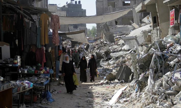 سوق ملاصق للدمار في غزة