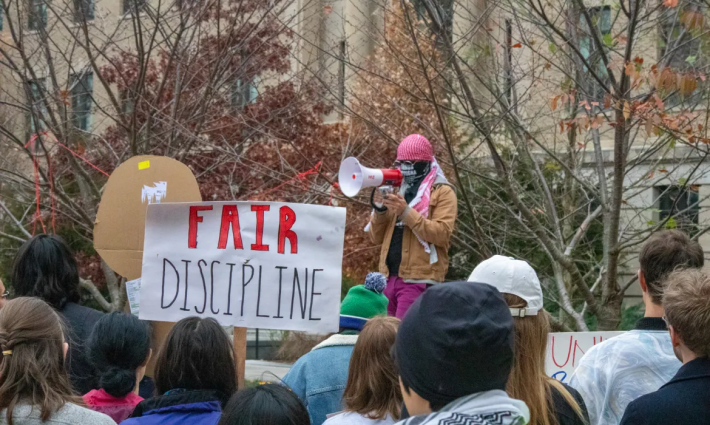 احتجاجات داعمة لطالب عطل معرضًا وظيفيًا استضاف داعمين للاحتلال