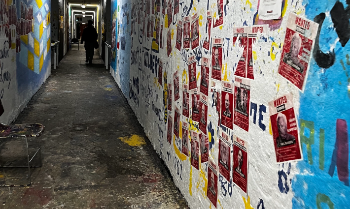 ملصقات مناهضة لشخصيات تدعم الاحتلال