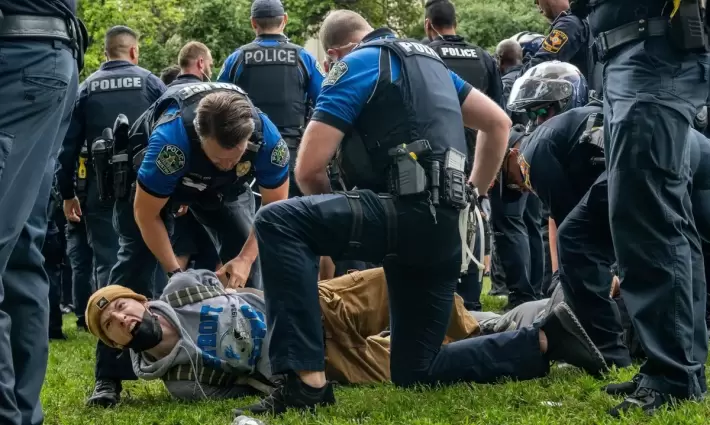 قمع الشرطة الأمريكية لطلاب الجامعات